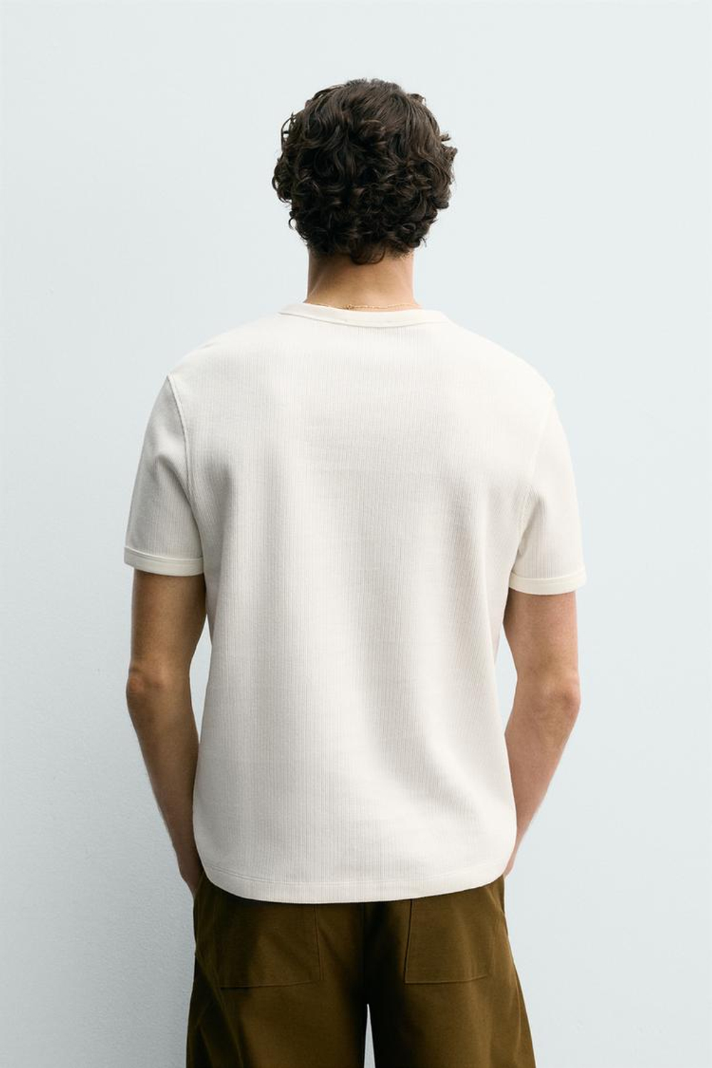 ZARA ФУТБОЛКА ИЗ РЕЛЬЕФНОЙ ТКАНИ С ВОРОТНИКОМ НА ПУГОВИЦАХ, БЕЛЫЙ