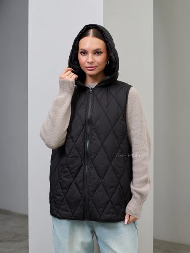 Черный утепленный жилет с капюшоном
