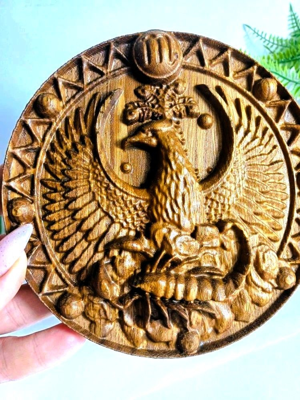 Панно Знаки Зодиака "Скорпион" резное из дуба. диаметр 14см