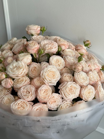 Гранд-букет из кустовых пионовидных роз