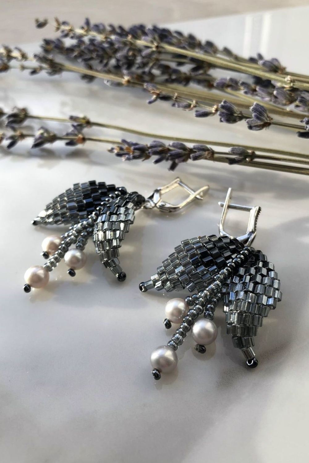 Серьги "Бантик" ручной работы выполненные из бисера и морского жемчуга