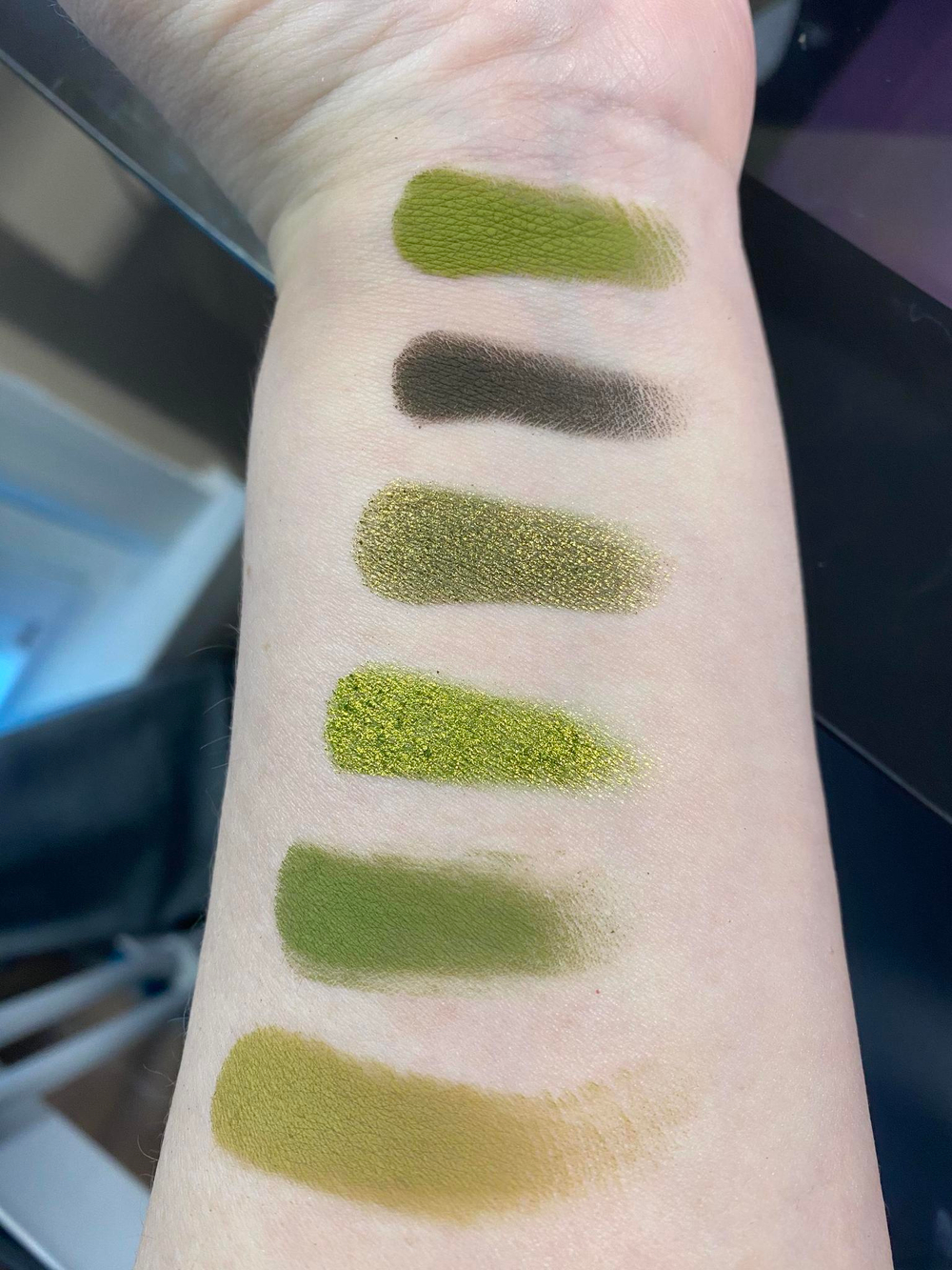 Give Me Glow Juicy Olive palette