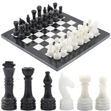 Шахматы из мрамора и оникса в кейсе