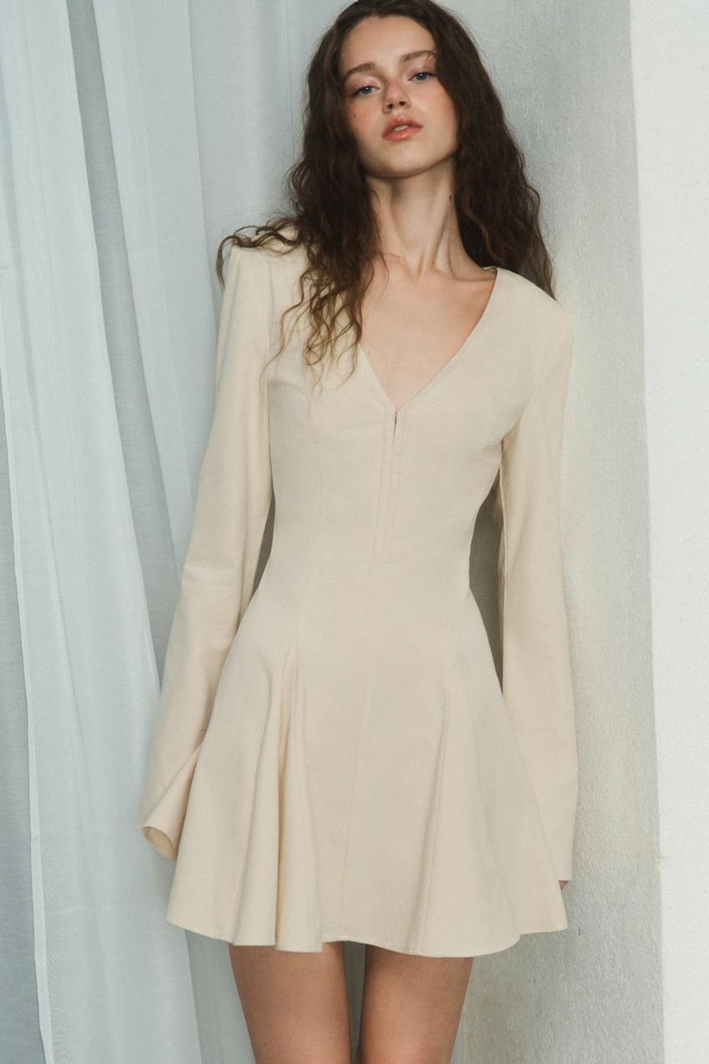 ZARA КОРОТКОЕ ПЛАТЬЕ С РАСКЛЕШЕННОЙ ЮБКОЙ, ПЕСОЧНЫЙ