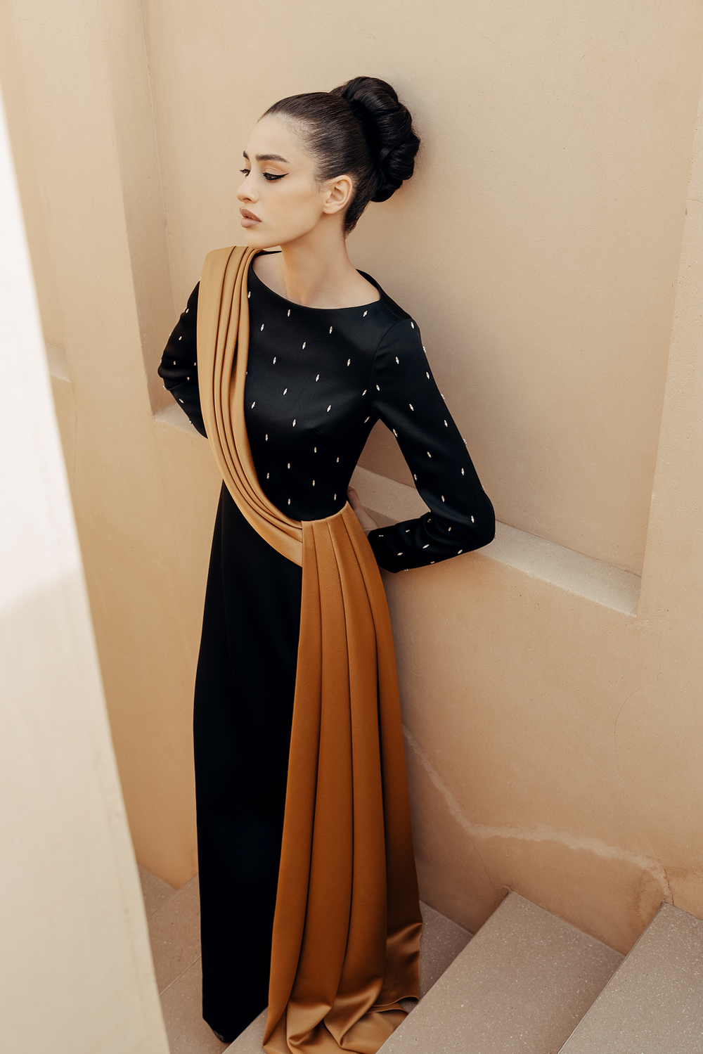 Платье макси сатиновое с асимметричной драпировкой и вышивкой