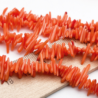 Коралл тонированный палочки бусины, размер около 6-12*1-2 мм, цена за отрезок 19 см (1/2 нити)