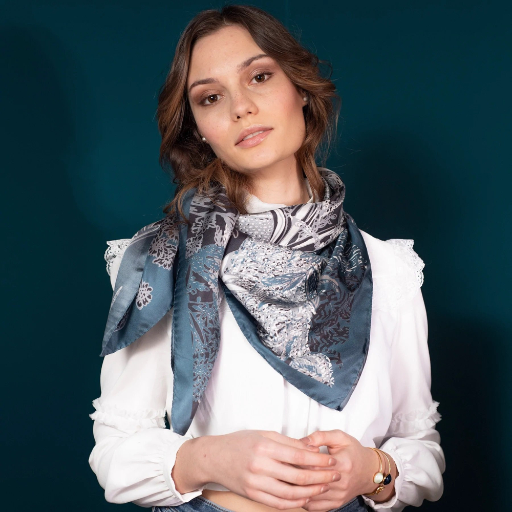 Платок 90х90 Petrusse Eve Soie Bleu Taupe