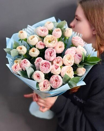 Букет из 7 кустовых пионовидных роз сорта "Mansfield park"