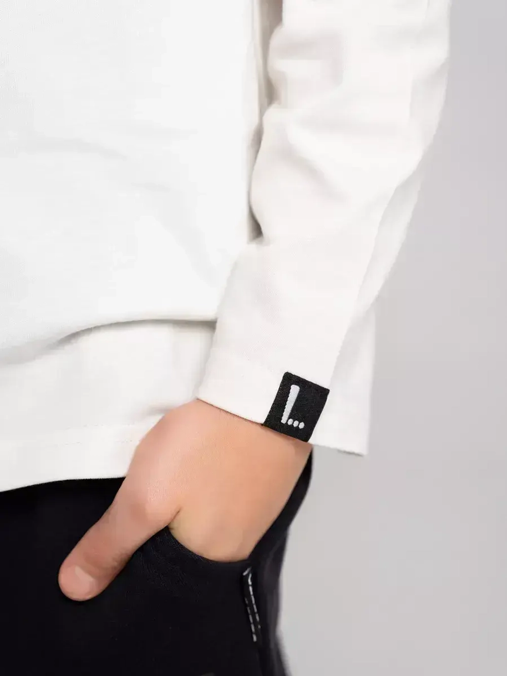 Лонгслив для мальчика белый в школу