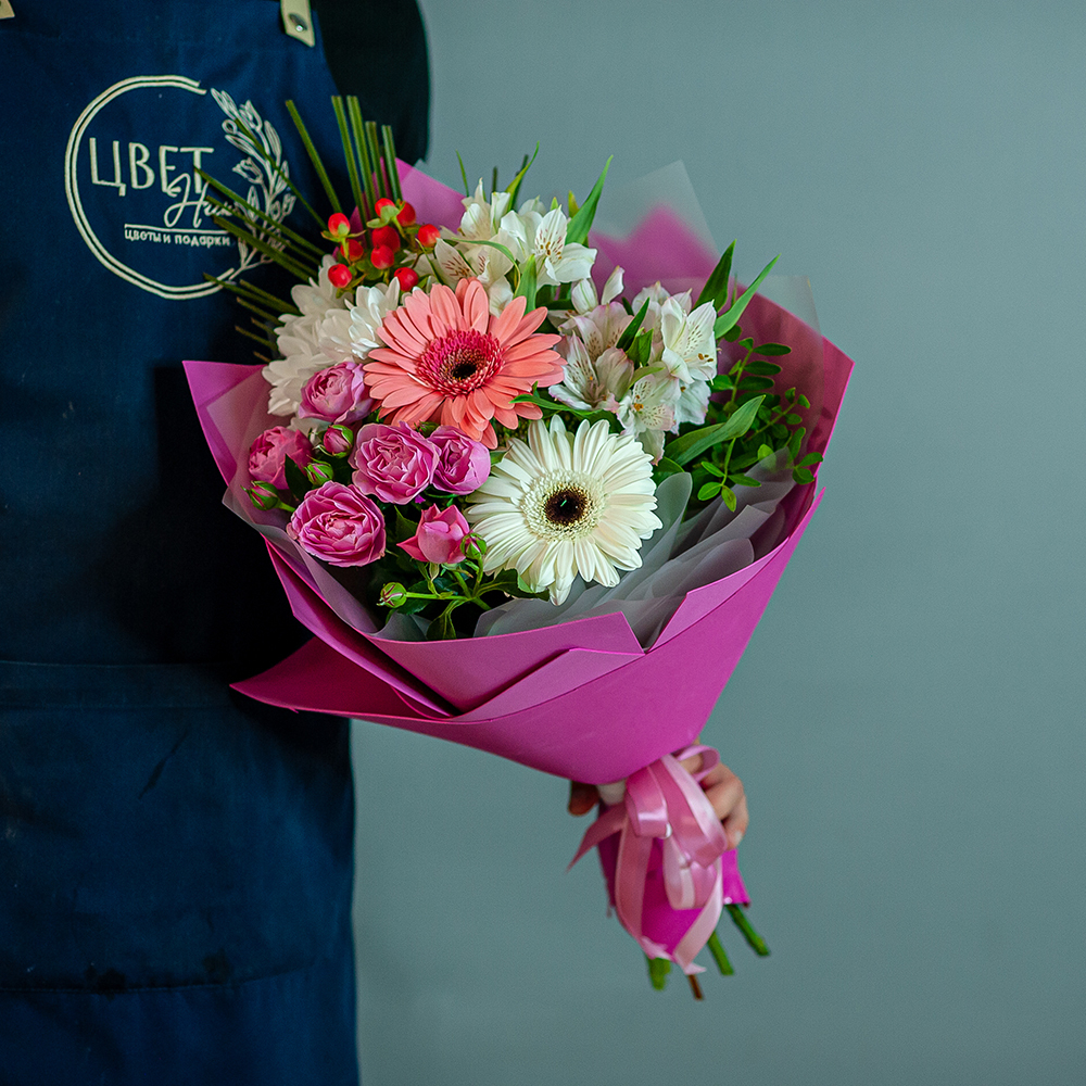 Сборный букет с герберами в розовом оформлении