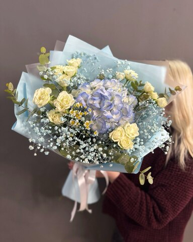 Букет в голубой гамме с гортензией