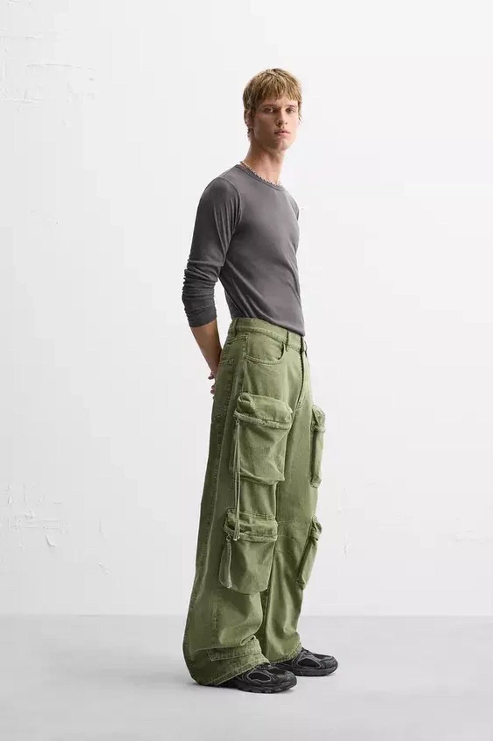 ZARA ДЖИНСЫ КАРГО С КАРМАНАМ, ЗЕЛЕНЫЙ