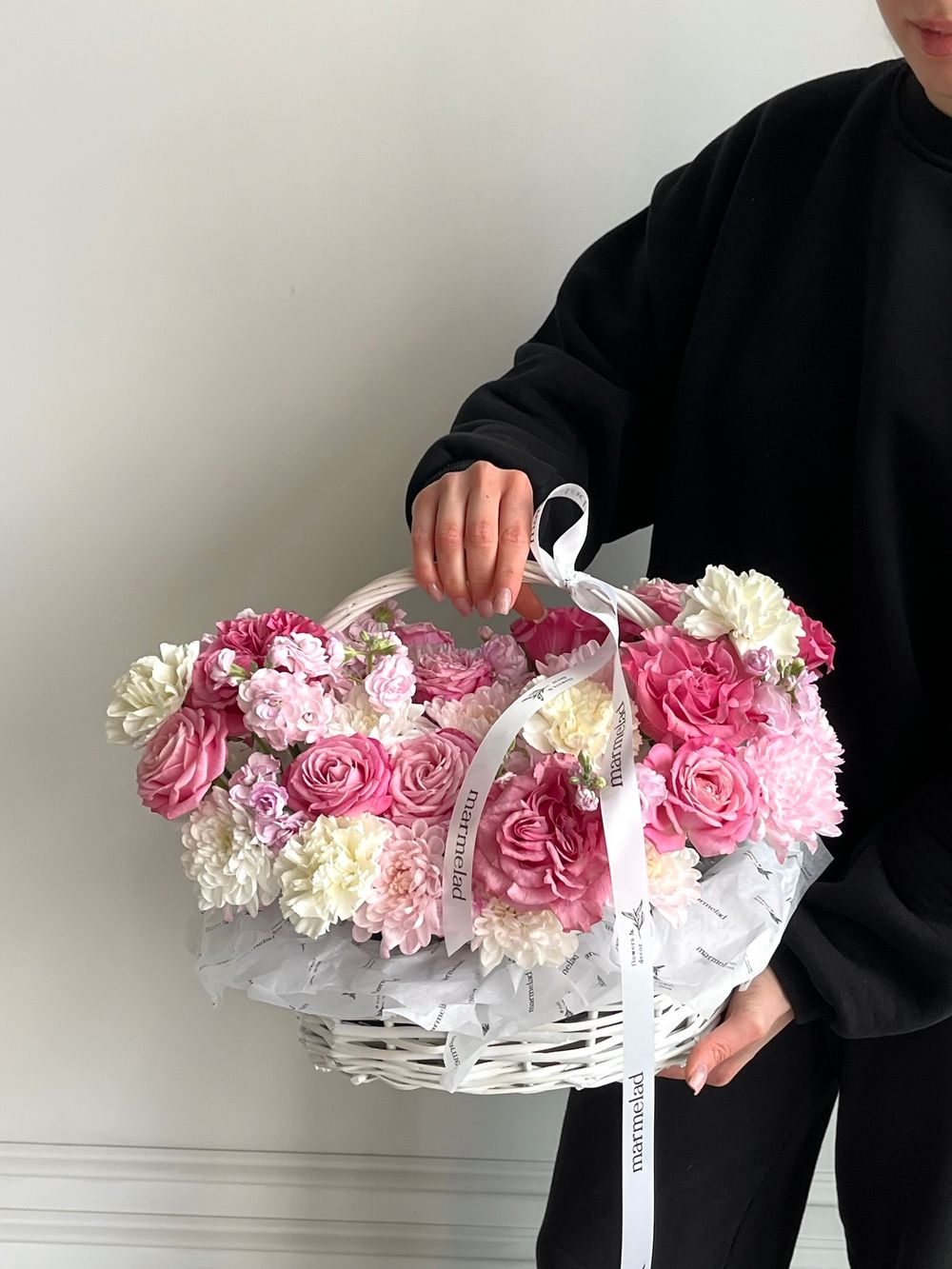 Цветочная корзина в розовых оттенках размер M