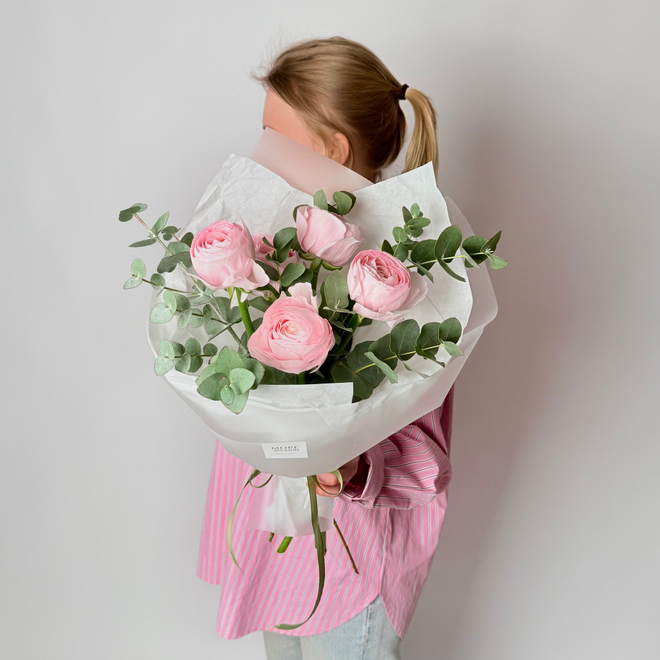 Букет из розовых ранункулюсов с эвкалиптом