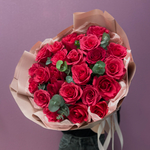 Букет из ярко-розовых роз с эвкалиптом #31