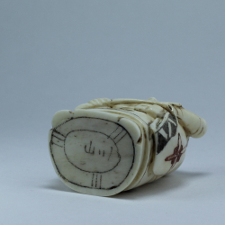 Нэцкэ Фукурокудзю с нунчаками