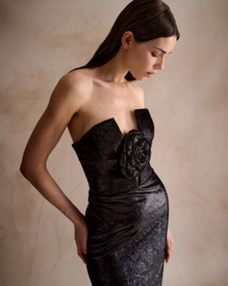 Черное вечернее платье с аппликацией в виде розы