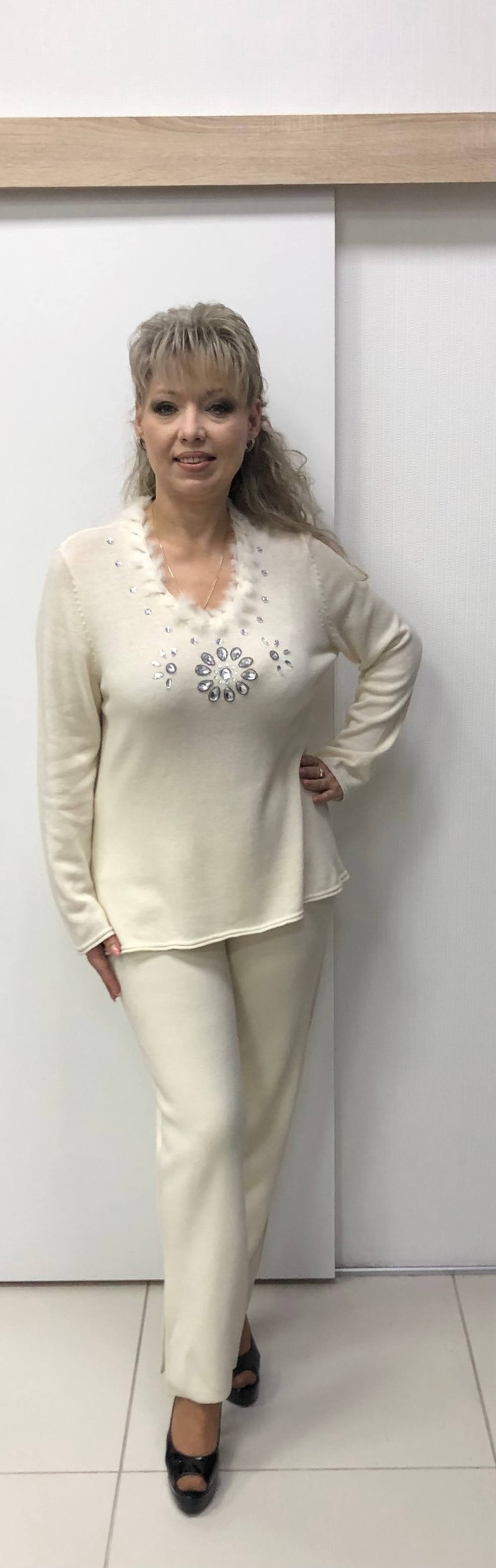 Белый джемпер с меховой отделкой и рисунком на груди