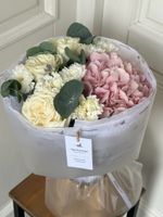 Сборный букет из гортензии, диантусов, одноголовых роз и эвкалипта