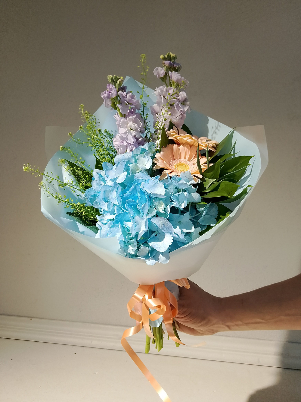 Летний солнечный букет с танацетумом и ароматными пионами Сара Бернард (С0034)