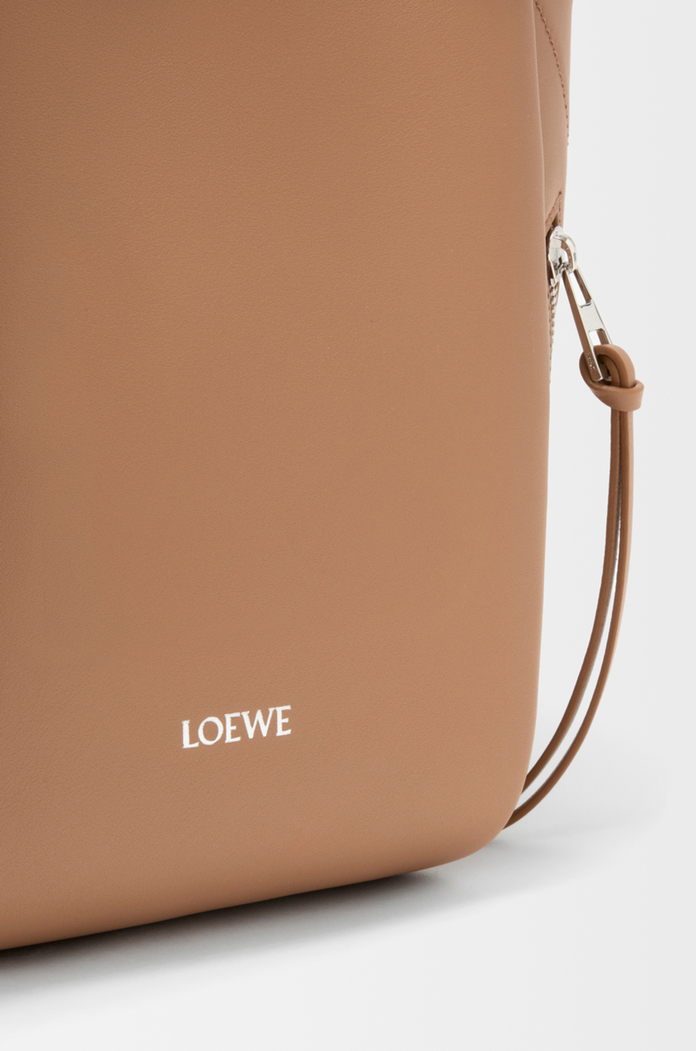 Loewe Сумка Hammock Flip из классической телячьей кожи, мокко