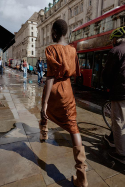 ZARA АТЛАСНАЯ ЮБКА-МИДИ С ЭФФЕКТОМ ЖАТОСТИ, МЕДНЫЙ