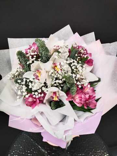 Букет с орхидеей