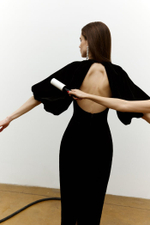 Платье миди удлиненное из бархата с объемными рукавами и вырезом