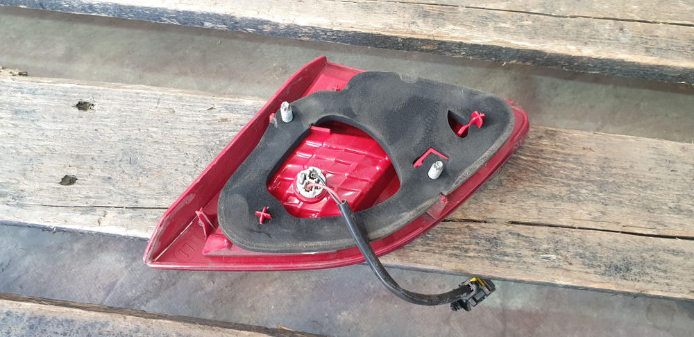 Фонарь задний левый внутренний Peugeot 408 12-17 Б/У Оригинал 9678059680