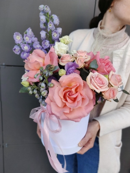 Шляпная коробка с дельфиниумом и шикарными розами