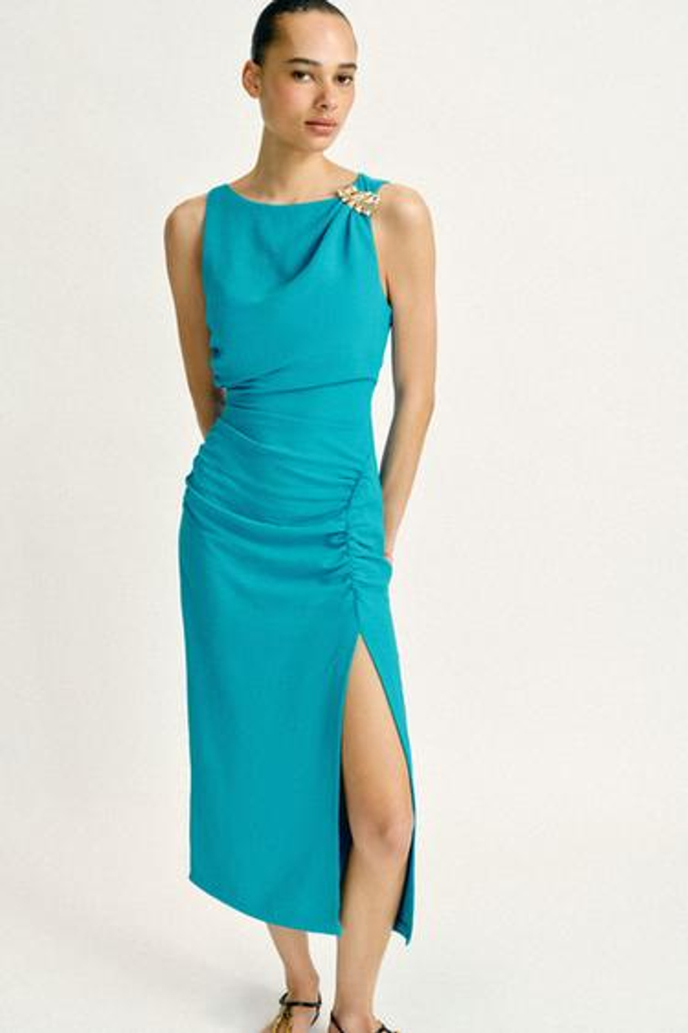 ZARA ПЛАТЬЕ МИДИ СО СБОРКАМИ И ЗОЛОТИСТОЙ ДЕТАЛЬЮ, БИРЮЗОВЫЙ