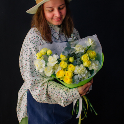 40. Лимонный букет с розами и диантусами
