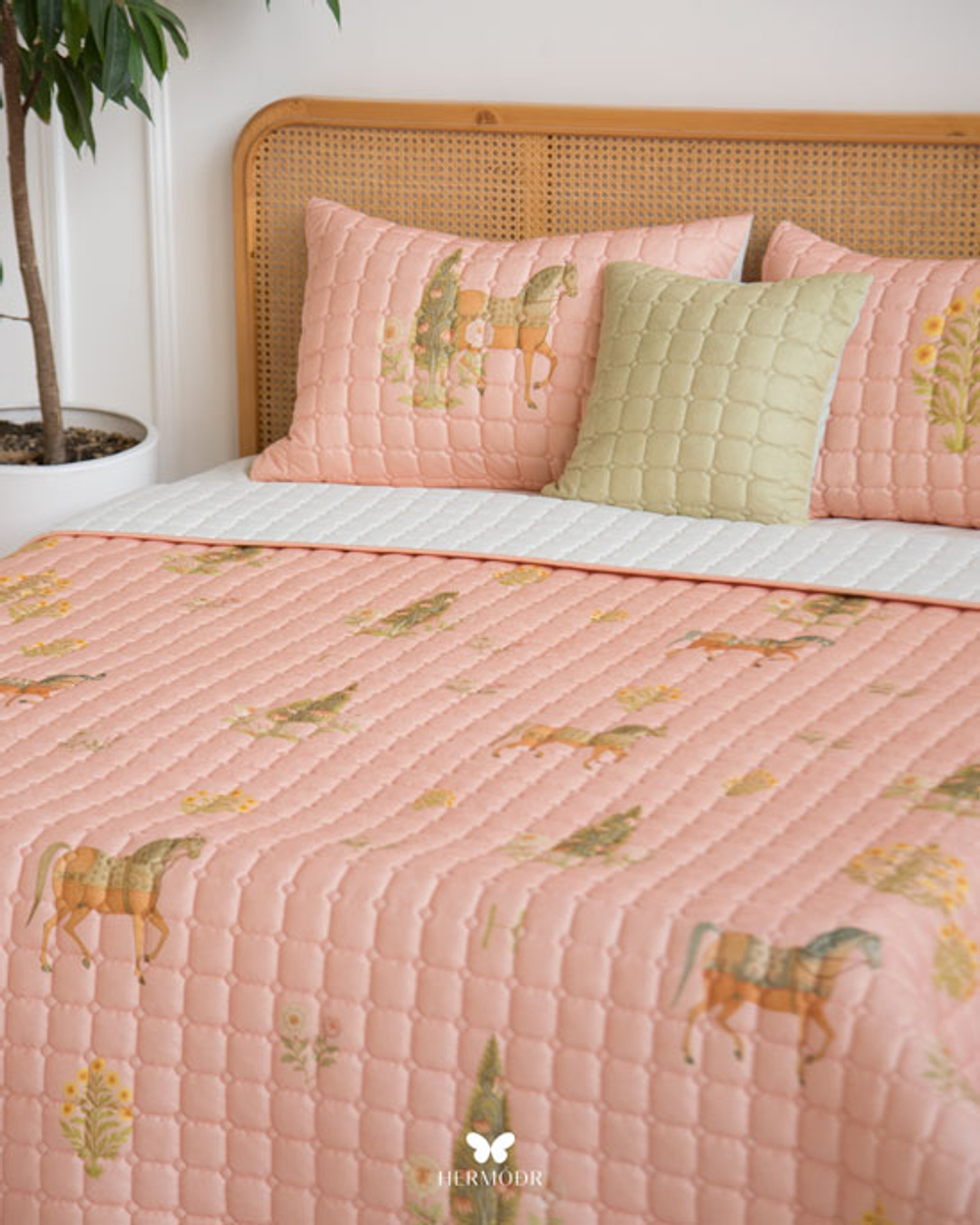 Комплект стеганного покрывала и 3 наволочек Soufiyan Rose Gold Hermodr 130220322 Иран