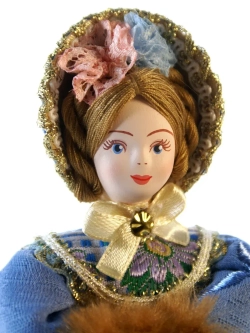 Кукла фарфоровая Барышня в капоре и шубке 19 века