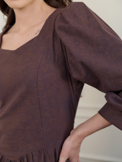 Платье с вырезом-сердечко