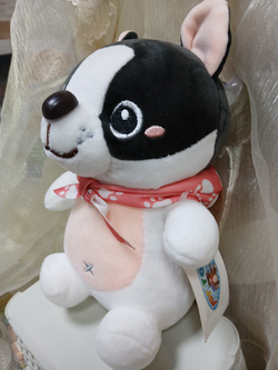 Собака белая с чёрными пятнами с платком, 24 см