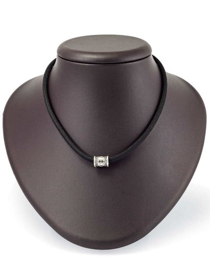 Фотография шарма Гебо из серебра 925 пробы на постаменте.