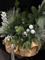 Композиция из хвои с заснежеными ветками, шарами и бусами