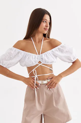 Топ со сборкой и завязками из шитья белого цвета