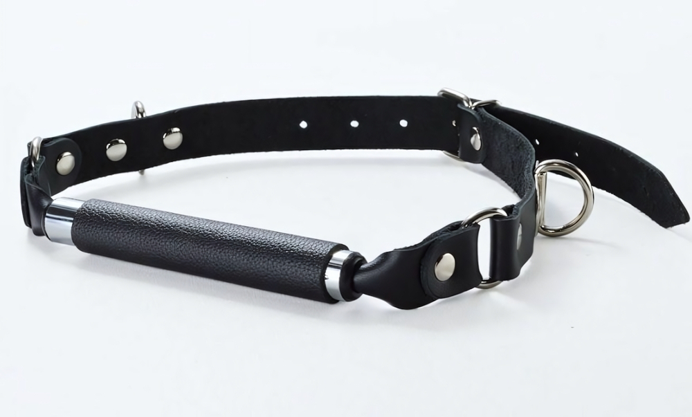 Чёрный кляп-трензель на кожаных ремешках с застёжкой (Цвет: черный)