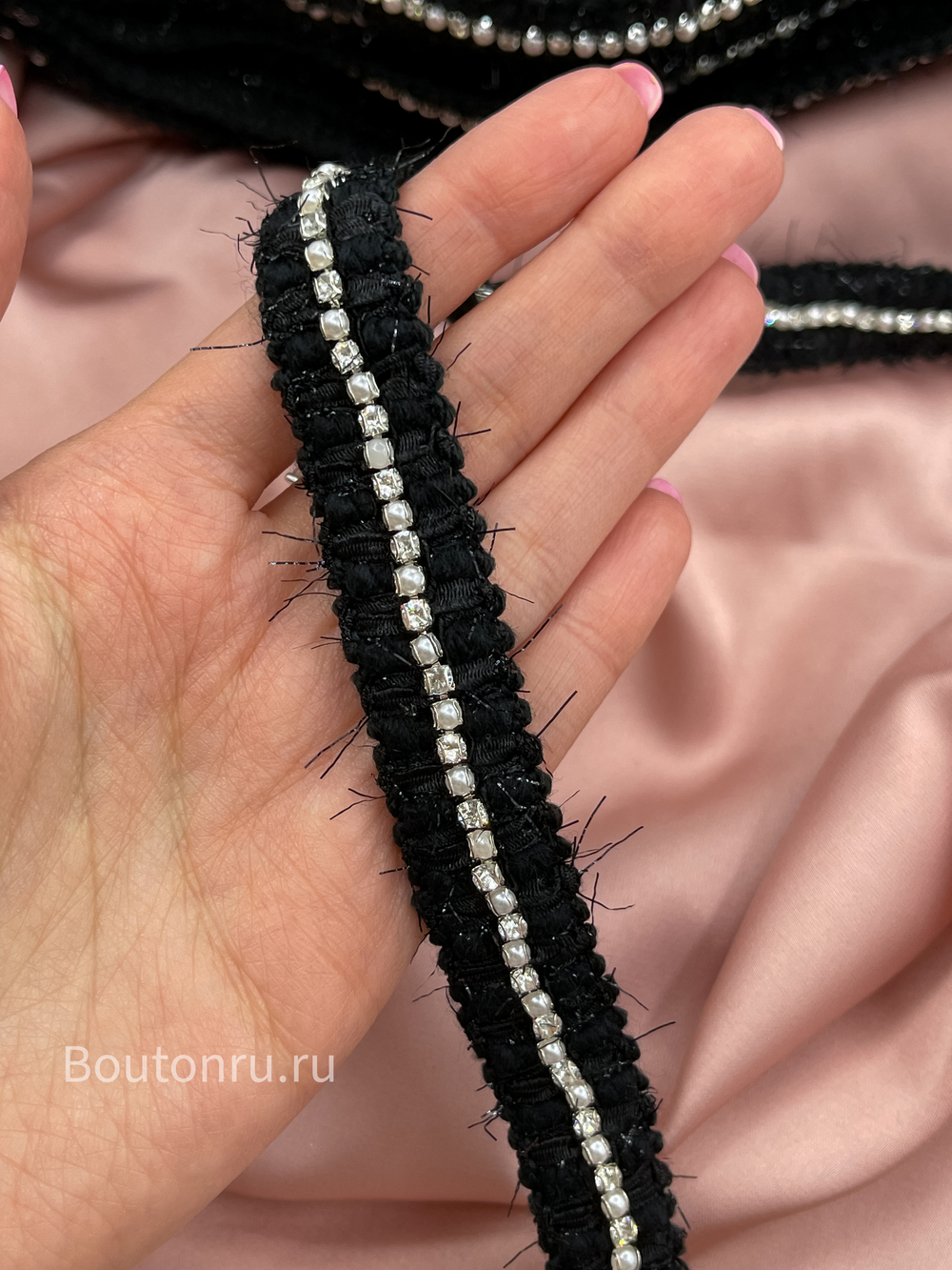 Тесьма черная с нитью люрекс ряд со стразами и жемчугом