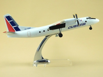 Модель самолета Ан-24 (М1:72, CUBANA) с шасси