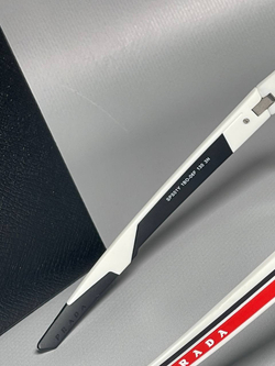 Солнцезащитные очки Prada