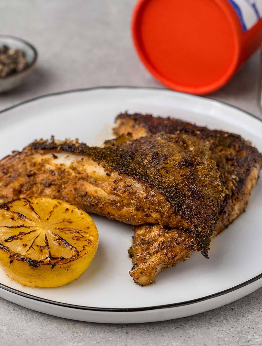 Жареное брюхо окуня с рыбной приправой