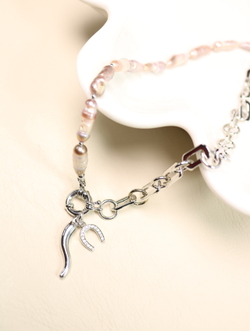 Колье с цепью и барочным жемчугом «Жемчужный оберег удачи»