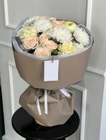 Авторский букет из хризантемы, кустовой пионовидной розы, ранункулюса и диантусов