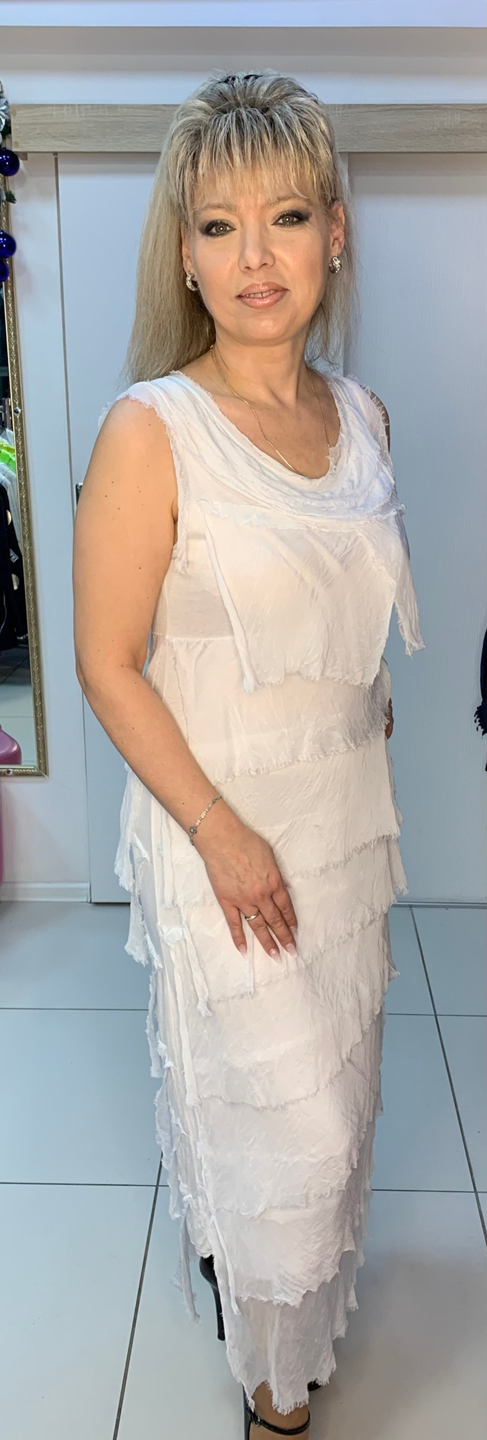 Белое платье-сарафан с шифоновой "рванкой"