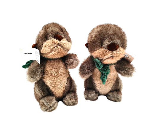 Мягкая игрушка Выдра сидячая с шарфом 25см