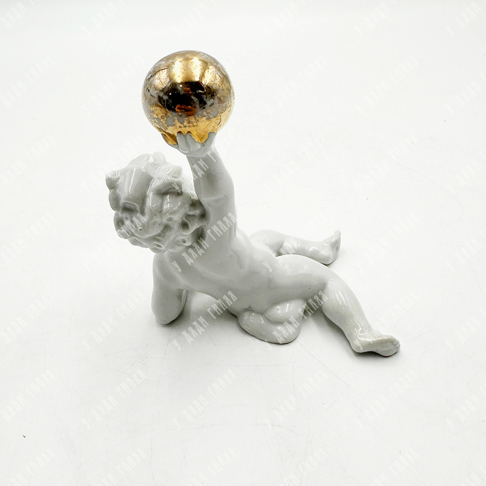 Скульптура Путти с золотым мячом.  Фарфор, золочение. Германия. 1910-1920-е гг.Размер 11 см.