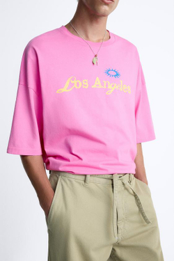 ZARA ФУТБОЛКА ИЗ ТКАНИ С ЭФФЕКТОМ ПОТЕРТОСТИ С ПРИНТОМ, НЕОНОВЫЙ РОЗОВЫЙ